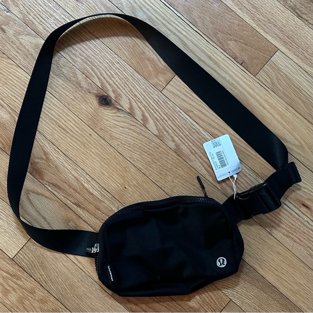 NWT Lululemon Everywhere Belt Bag Black
